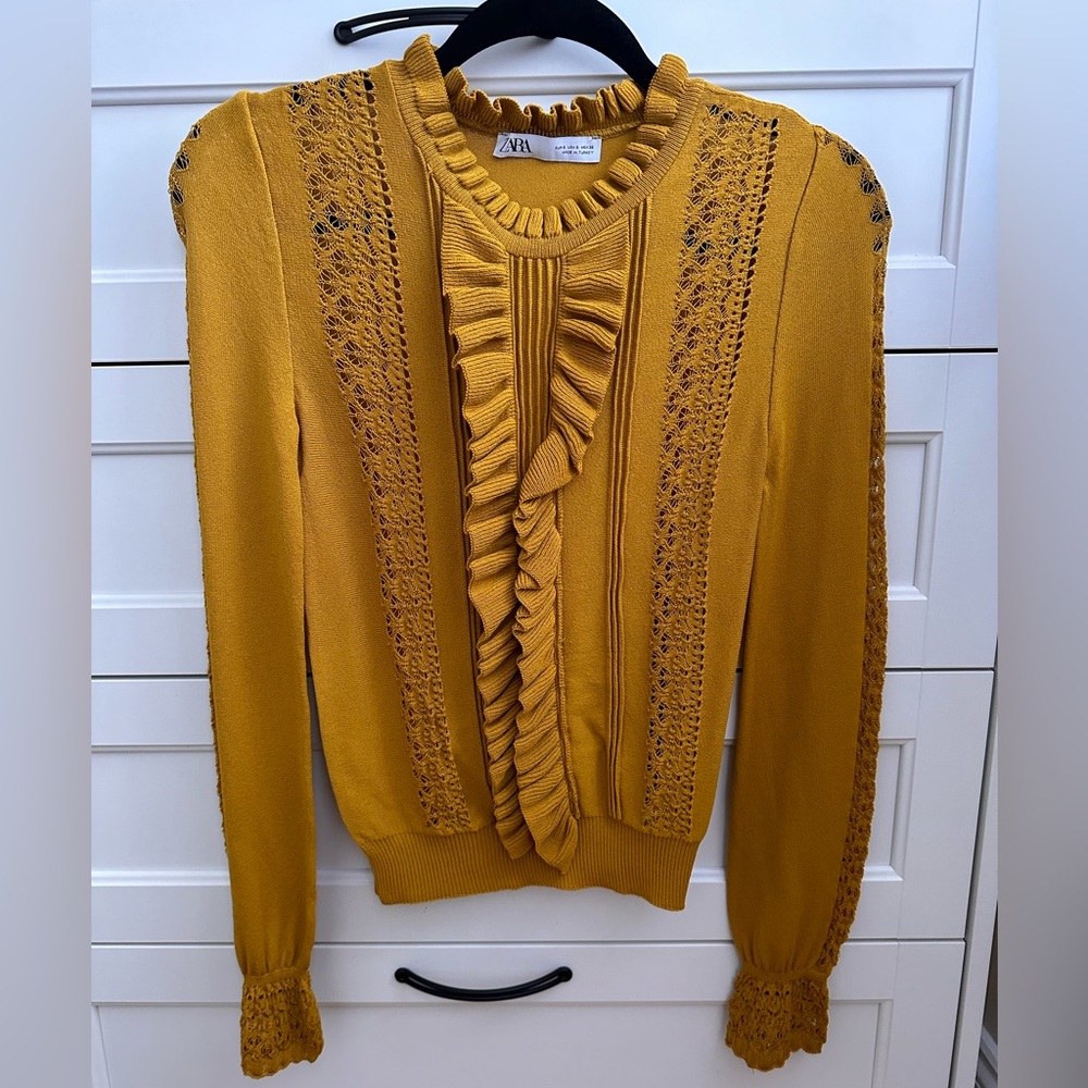 NWOT - Zara mustard top S